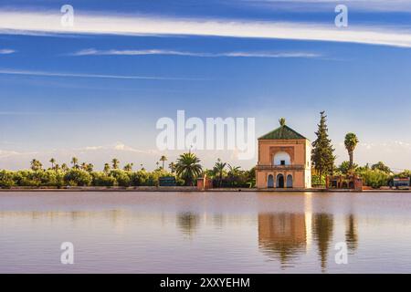 Der berühmte Saadian pavillon spiegelt sich im Pool in den Menara Gardens Stockfoto