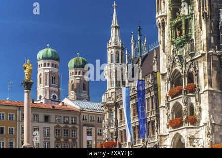 Die Frauenkirche, das Symbol von München mit wunderschönen blauen Himmel Stockfoto