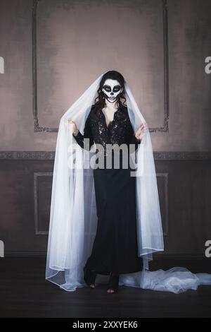 Junge schöne Frau bemaltem Gesicht als Skelett. Halloween oder Calavera Thema Stockfoto