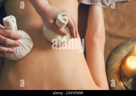 Porträt der jungen schönen Frau in Spa. Thai Herbal Massage Stockfoto