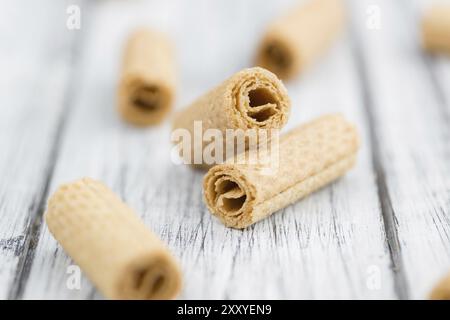 Süße Wafer als detailreiche Nahaufnahme auf einem Vintage Holztisch, selektiver Fokus Stockfoto