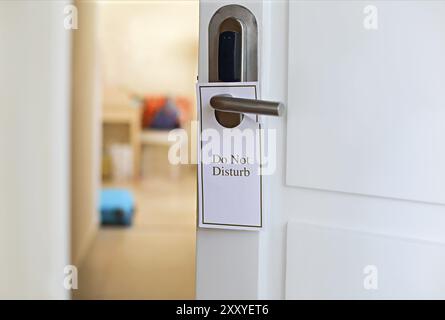 "Bitte nicht stören"-Schild an der Zimmertür. Nahaufnahme Stockfoto