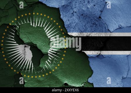 Flaggen der Afrikanischen Union und Botswana auf rissige Wand gemalt Stockfoto