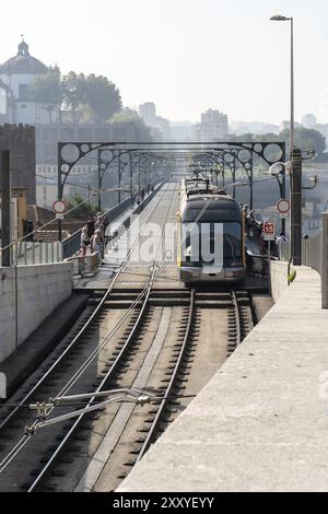 U-Bahn überqueren der Dom Luis I Brücke in Porto, Portugal. Panorama Fotografie Stockfoto