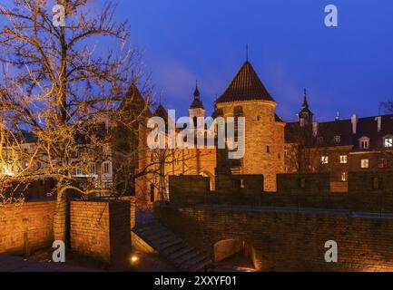 Stadtmauern und Barbican Festung bei Nacht in der Altstadt von Warschau in Polen Stockfoto