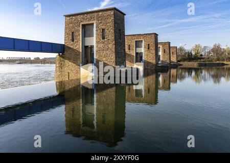 Ruhrwehr, Brücke über die Ruhr in Duisburg, Nordrhein-Westfalen, Deutschland, Europa Stockfoto