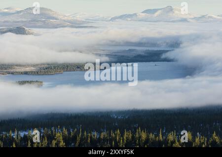 Morgennebel über dem Isteren-See, Engerdalsfjellet, Hedmark Fylke, Norwegen, Oktober 2011, Europa Stockfoto