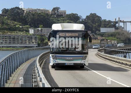 Bus auf der Straße auf der Viaduto do Cais das Pedras, im Hintergrund die Brücke Ponte de Arrabida über den Fluss Douro, Porto, Portugal, Europa Stockfoto