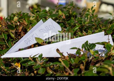 Vor der französischen Botschaft in Moskau steht ein Papierflugzeug, das die Telegram-App symbolisiert. Die Inschrift in französischer Sprache lautet „Freiheit für Pawel Durow“. Die französischen Behörden haben den Gründer und CEO von Telegram, Pavel Durow, verhaftet und ihm vorgeworfen, in bestimmten Fällen, in denen Telegram für kriminelle Aktivitäten eingesetzt wurde, nicht mit der Strafverfolgung zusammenzuarbeiten. Viele Menschen weltweit haben ihre Unterstützung für Durow zum Ausdruck gebracht und seine Verhaftung als Angriff auf die Meinungsfreiheit bezeichnet. Durow hat immer wieder behauptet, dass sein Ziel es sei, Telegram eine sichere Kommunikationsplattform zu erhalten, die frei von Politica ist Stockfoto