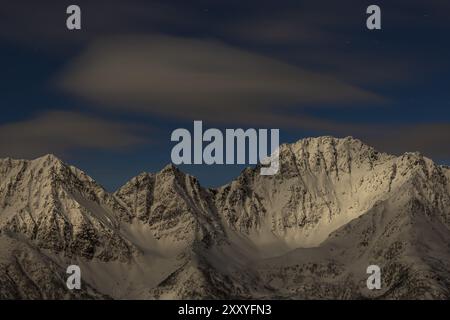 Berge im Mondschein, Oeksfjorden, Finnmark, Norwegen, März 2019, Europa Stockfoto