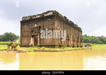 Ruine Tempel unter Wasser in Sangkla, thailand Stockfoto