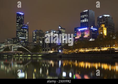 Melbourne, Australien, 24. April 2015: Blick auf die Skyline über den Yarra River mit Reflexionen im Wasser, Ozeanien Stockfoto