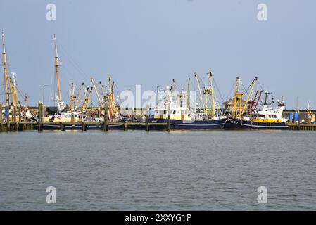 Den Oever, Niederlande. Juli 2023. Den Oever Hafen mit den Fischerbooten und dem Leuchtturm Stockfoto