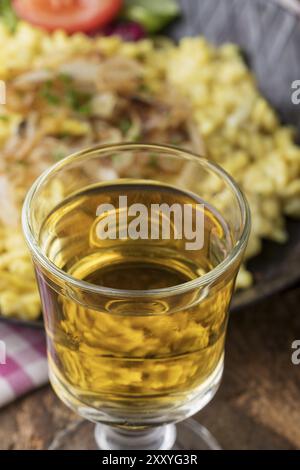 Nahaufnahme der bayerischen Käsespätzle auf Holz Stockfoto