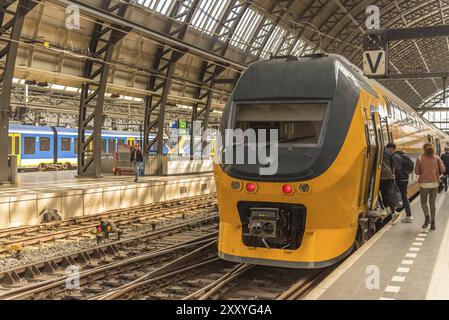 Amsterdam, Niederlande, märz 2022. Niederländische Bahn in der Landschaft und im Hauptbahnhof. Stockfoto