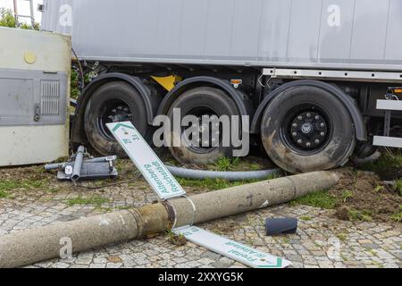 Es kam zu einem schweren Unfall zwischen einem Zug auf der Weisseritztalbahn und einem Lastwagen aus dem Landkreis Mittelsachsen am Bahnübergang ju Stockfoto