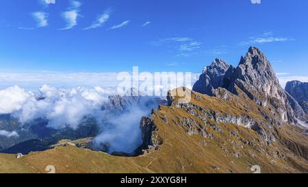 SAS Rigais und Furchetta Gipfel der Geisler Gruppe, Drohnenschuss, Gröden, Dolomiten, Autonome Provinz Bozen, Südtirol, Italien, Europa Stockfoto