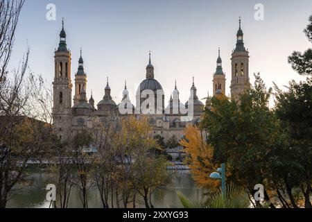 Zaragoza Basilica del Pilar von der anderen Seite des Flusses Ebro, in Spanien Stockfoto