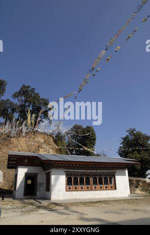 Ein Haus und Gebet Fahnen auf Kori La Pass, Ost Bhutan Stockfoto