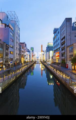 OSAKA, JAPAN, 23. JUNI 2015: Oberhalb der Nihonbashi-Brücke mit Blick auf das Zentrum des Dotonbori-Kanals zur abendlichen blauen Stunde im Stadtteil Namba von Osaka, Japan Stockfoto