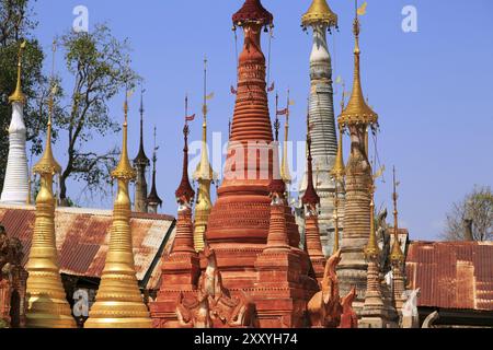 Einige der 1054 Pagoden des in-dein Pagoda Forest am Inle Lake Stockfoto