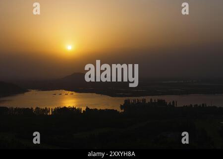 Ein wunderschöner Blick aus der Luft auf den Sonnenuntergang über dem Dal-See in Srinagar, Kaschmir, Indien, Asien Stockfoto