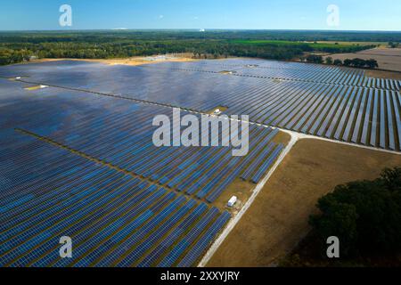 Luftaufnahme eines großen nachhaltigen Elektrokraftwerks mit Reihen von Photovoltaik-Solarmodulen zur Erzeugung sauberer elektrischer Energie. Konzept von Stockfoto