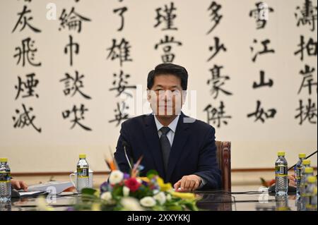 Peking, China. August 2024. Li Hui, Chinas Sondergesandter für eurasische Angelegenheiten, spricht an Diplomaten. Li war zuvor in Brasilien, Südafrika und Indonesien als Teil der vierten Runde der chinesischen Shuttle-Diplomatie über den Ukraine-Krieg. Quelle: Johannes Neudecker/dpa/Alamy Live News Stockfoto