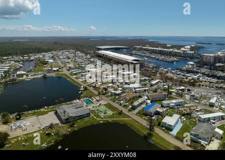 Zerstört durch starken Hurrikan Winde Vorstadthäuser in Florida Wohnmobil Wohngebiet. Folgen von Naturkatastrophen Stockfoto