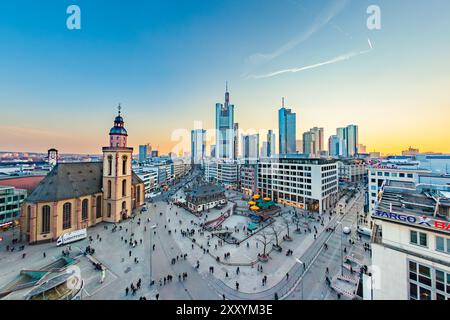 Frankfurt, Deutschland - 18. März 2016: Blick auf die Skyline von Frankfurt bei Sonnenuntergang. Die meisten Wolkenkratzer gehören Banken. Es ist eine Bankenstadt. Stockfoto