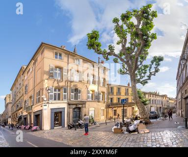 Aix en Provence, Frankreich - 19. August 2016: Die Gäste genießen das Restaurant am zentralen Marktplatz in Aix en Provence am frühen Morgen. Stockfoto