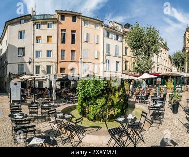 Aix en Provence, Frankreich - 19. August 2016: Die Gäste genießen das Restaurant am zentralen Marktplatz mit Moosbrunnen. Stockfoto