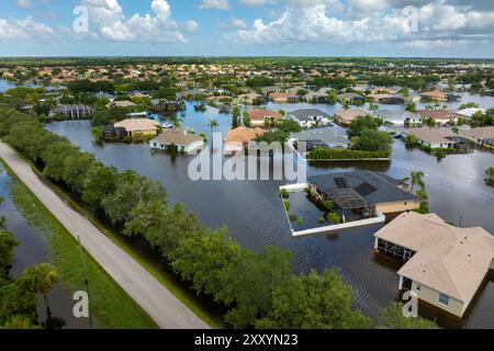 Der tropische Sturm Debby überflutete Wohnhäuser in der Vorstadtgemeinde in Sarasota, Florida. Die Folgen der Naturkatastrophe Stockfoto