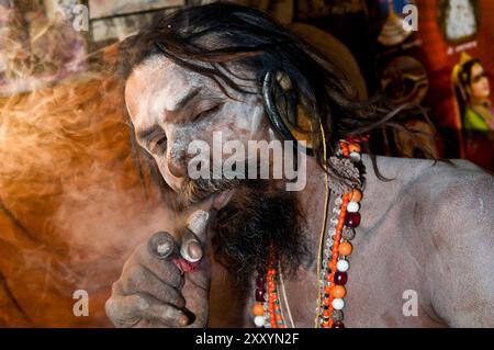 Ein Naga Sadhu seinen Chillum Rauchen. Stockfoto