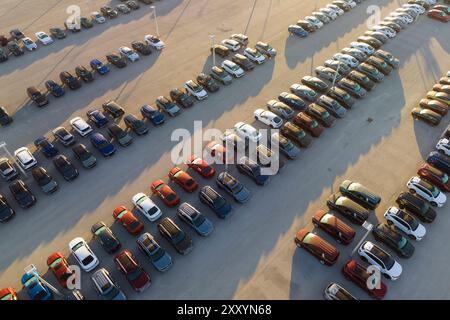 Großer Parkplatz mit örtlichen Händlern und vielen brandneuen Autos, die zum Verkauf stehen. Entwicklung der amerikanischen Automobilindustrie und Vertrieb der Fertigung Stockfoto