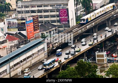 Verkehr und BTS Skytrain auf der Taksin Brücke in Bangkok, Thailand. Stockfoto