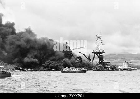 USS Arizona brannte in Pearl Harbor nach dem Luftangriff des japanischen Reiches am 7,1941. Dezember auf Oahu, Hawaii. Stockfoto