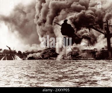 USS Arizona brannte in Pearl Harbor nach dem Luftangriff des japanischen Reiches am 7. Dezember 1941 auf Oahu, Hawaii. Stockfoto