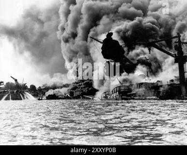 USS Arizona brannte in Pearl Harbor nach dem Luftangriff des japanischen Reiches am 7. Dezember 1941 auf Oahu, Hawaii. Stockfoto