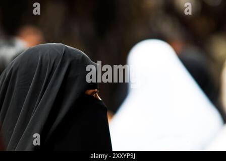 Verschleierte Frauen, die durch die pulsierenden Basare in Kairo, Ägypten, spazieren. Stockfoto