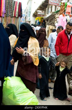 Verschleierte Frauen, die durch die pulsierenden Basare in Kairo, Ägypten, spazieren. Stockfoto