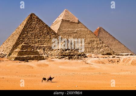 Die Pyramiden von Gizeh mit einer Kamelkarawane im Vordergrund. Stockfoto