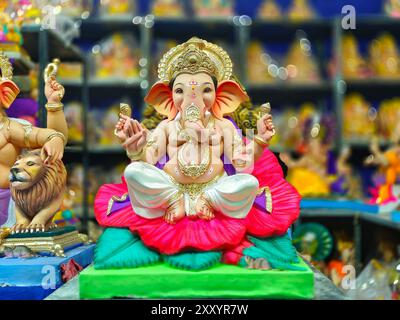 Am 27. August 2024 werden die neuen Götzen des Gottes, bekannt als Ganesha oder Ganapati, in einem Geschäft am Vorabend des Ganesh-Festivals in Pune, Indien, verkauft. Stockfoto