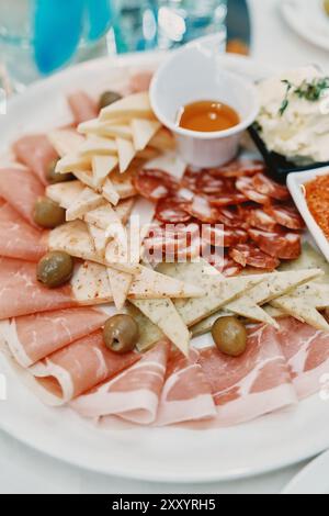 Fleischplatte mit Soße steht auf dem Tisch Stockfoto
