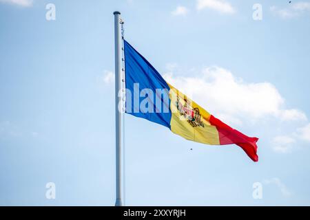 Chisinau, Republik Moldau 26. August 2024: Zeitgeschehen Republik Moldau - 2024 im Bild: Wehende Flagge der Republik Moldau an einem Fahnenmast, Parlament Chisinau *** Chisinau, Republik Moldau 26. August 2024 aktuelle Ereignisse Republik Moldau 2024 im Bild schwenkende Flagge der Republik Moldau an einem Fahnenmast, Chisinau Parlament Copyright: XFotostandx/xNiewelerx Stockfoto