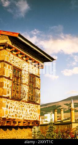 Tarihi Erzurum Tas Evleri oder traditionelle Erzurum Steinhäuser auf der Kopfsteinpflasterstraße. Stockfoto