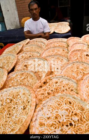 Zentrale asiatische Nan-Brot gebacken im Tandoor-Ofen. Stockfoto