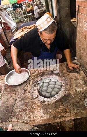 Zentrale asiatische Nan-Brot gebacken im Tandoor-Ofen. Stockfoto