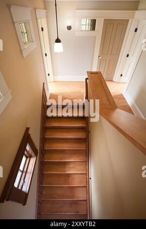 Blick hinunter in das Treppenhaus eines renovierten älteren Hauses Stockfoto