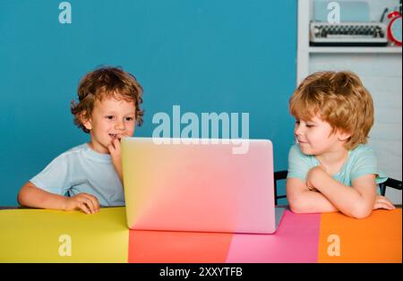 Freundschaft und Freund in der Schule. Kind aus der Grundschule mit Buch und Tasche. Jungen Schüler der Grundschule auf dem Schulhof. Wenig bereit Stockfoto